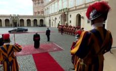 Reali britannici in Vaticano, il Papa e re Carlo III si scambiano i doni