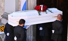 Chiesa piena a Strozza per l'ultimo saluto a Pamela Genini. Il parroco:  "Uomini capaci solo di possedere, incapaci di amare"