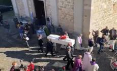 Bara bianca per l'ultimo saluto a Pamela Genini