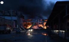 Vittime e feriti in un attacco missilistico su Kiev, in fiamme un magazzino