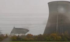 Germania, demolite le torri camino di una centrale nucleare dismessa