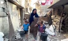 Tra le macerie di Gaza con una nonna e i nipoti: "L'istruzione e' andata perduta. Hanno dimenticato come si gioca"