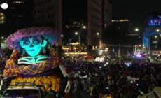 La sfilata di Catrina illumina Citta' del Messico prima del Dia de los Muertos