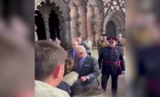 Re Carlo contestato sul caso Epstein: "Da quanto lo sapevate?"