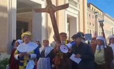 Vaticano, da Pulcinella a Colombina: tutti in maschera alla Porta Santa