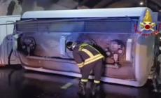 Marche, autobotte con gasolio si ribalta in galleria A14 a Grottammare