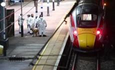 Assalto a un treno nel Regno Unito: accoltellati 10 passeggeri, 9 gravi