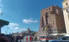 Roma, crolla una parte della Torre dei Conti ai Fori Imperiali