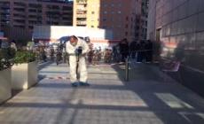 Accoltellata a Milano, i rilievi dei carabinieri della scientifica