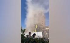 Polvere e detriti, il momento del crollo di parte della Torre dei Conti a Roma