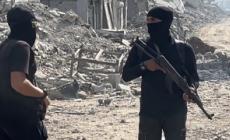 Gaza City, giovani militanti di Hamas presidiano l'area presso la linea gialla