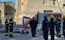Roma, Gualtieri depone un mazzo di fiori ai piedi della Torre dei Conti