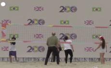 Il principe William a Copacabana, tra beach volley e lifeguards