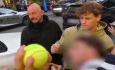 Torino, Sinner esce dal Principi di Piemonte: autografi e selfie con i fan