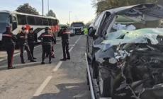 Scontro fra un'auto e un bus scolastico nel Torinese, un morto e 20 feriti