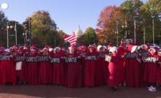 Protesta a Washington, manifestanti con mantelli rossi ispirati a 'The Handmaid's Tale'