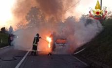Centauro si scontra con auto e muore: vettura e moto in fiamme, tragedia in Friuli