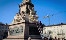 Teli termici sulla statua di Cavour a Torino, Extinction Rebellion in azione