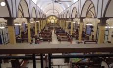 Filippine, la gente si rifugia in una chiesa prima dell'arrivo del tifone Fung-Wong