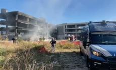 Incendio in un edificio occupato a Roma, ferito un uomo