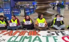 Fridays for Future, manifestanti alle Finals: "Sinner, speak about climate!"