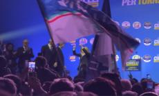 Campania, Meloni chiude il comizio e partecipa al coro "chi non salta comunista e'"