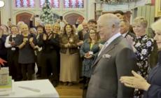 Compleanno in Galles per Carlo: coro di "Happy Birthday" e taglio della torta