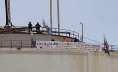 Eurallumina, operai a 40 metri su un silo: "Il Mimit ci convochi"