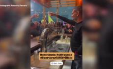 Decaro spillatore di birra per Schlein, l'accoglienza a Bari