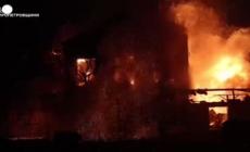 Ucraina, squadre di emergenza intervengono dopo gli attacchi di droni russi