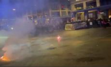 Virtus-Maccabi, manifestanti e agenti si fronteggiano con bombe carta e idranti - Video