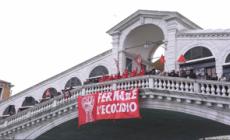 Venezia, blitz di Extinction Rebellion: il Canal Grande si colora di verde