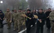 Zelensky rende omaggio alle vittime della carestia dell'Holodomor