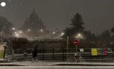Neve a Parigi, Montmartre si trasforma in una pista per slitte improvvisate