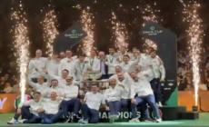 L'Italia vince ancora la Coppa Davis, l'esultanza azzurra sul podio 
