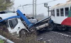 Scontro bisarca-treno, strage sfiorata nel Ferrarese: "solo" due feriti