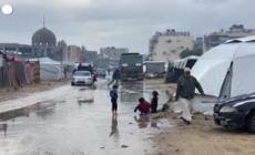 Gaza sommersa dalla pioggia, allagate le tende dei campi profughi