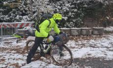 In bici sotto la neve verso l'Austria per una gara di sci