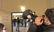 Calenda contestato all'Universita' Statale di Milano: "Fuori dall'universita'"
