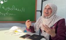 A Gaza i bambini palestinesi tornano a scuola, lezioni in un'aula improvvisata nel cortile