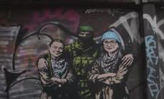 A Milano un murale ritrae Greta Thunberg e Francesca Albanese abbracciate da un miliziano di Hamas