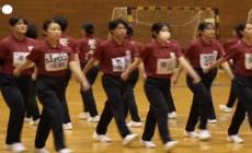 Giappone, decine di studenti si allenano in ipnotiche coreografie di Shudan Kodo, "azione collettiva" in marcia- video