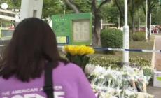 A Hong Kong folla crescente depone fiori per i 128 i morti nel rogo