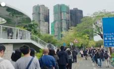 Hong Kong, in migliaia per l'omaggio alle vittime del maxi-incendio