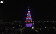 Botafogo Beach, inaugurato albero di Natale di 80 metri con fuochi d'artificio