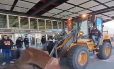 Ex Ilva, il corteo arriva all'aeroporto di Genova: occupata l'area partenze