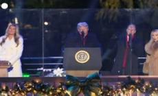 Trump e Melania illuminano l'albero di Natale a Washington