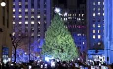 New York, acceso l'albero di Natale al Rockefeller Center - Video