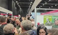 Editore Passaggio al Bosco: "Rispondiamo col sorriso alle contestazioni"