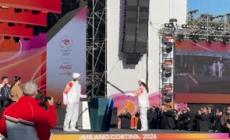 Milano Cortina, la fiaccola lascia lo stadio dei Marmi in mano a Polonara